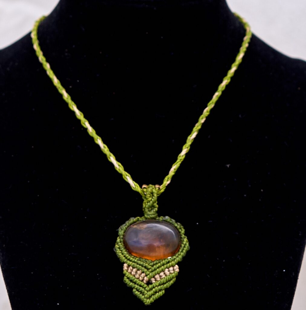 close-up halsketting macrame Mexicaanse amber - gemaakt door Kreeft
