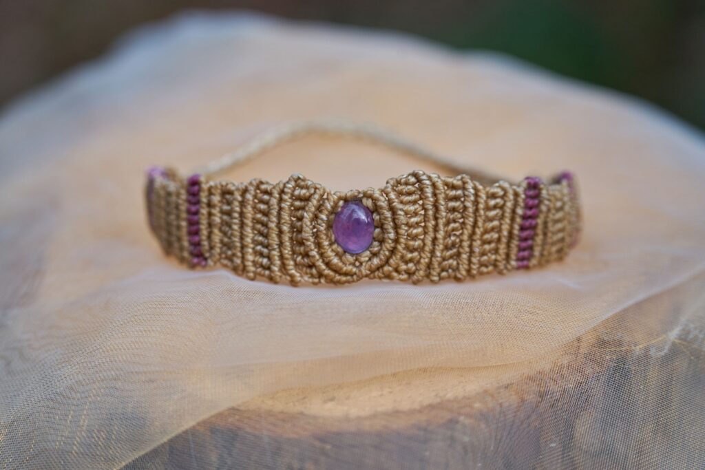Macramé-armband met amethist door Kreeft