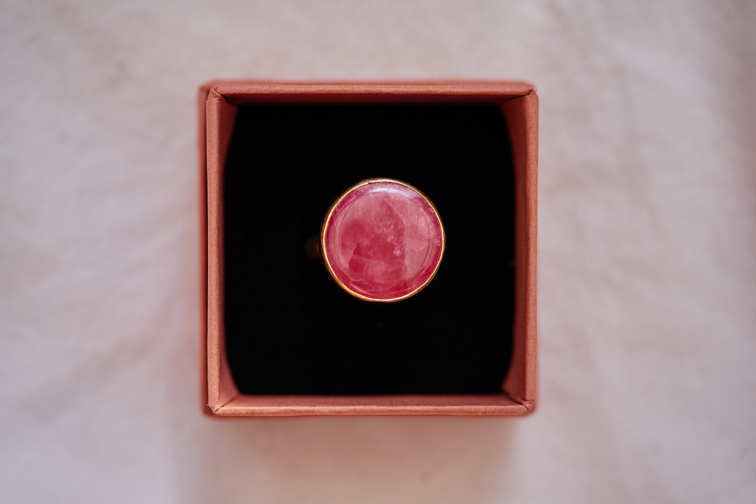 Ring messing met Rhodochrosiet